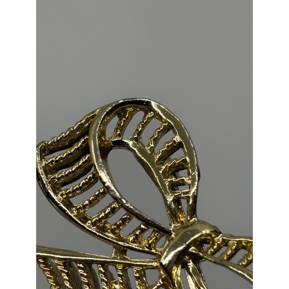 Vintage Gold Tone Bow Brooch Textured Openwork Cage Design Pin Accessory - Picture 5 of 9
